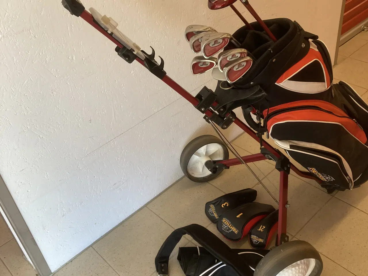 Billede 2 - Komplet Golfsæt vogn,køll/jern fakt som nyt.