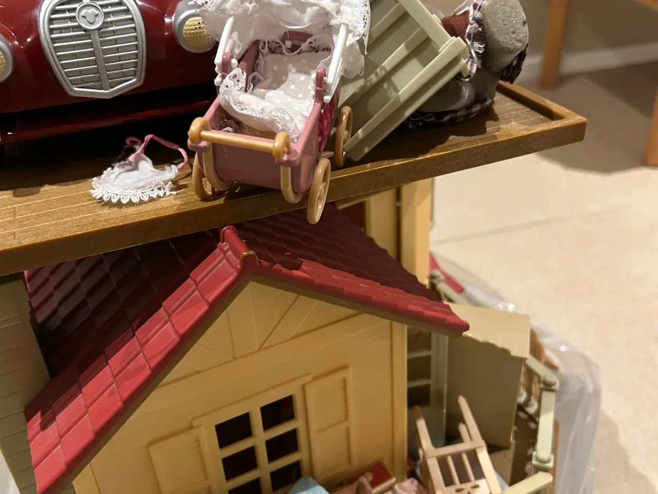 Billede 4 - Sylvanians dukkehus med bil, møbler og dukker