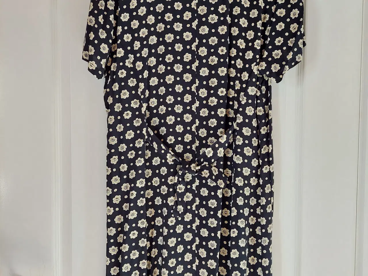 Billede 2 - Pæn lang Kjole m korte ærmer 