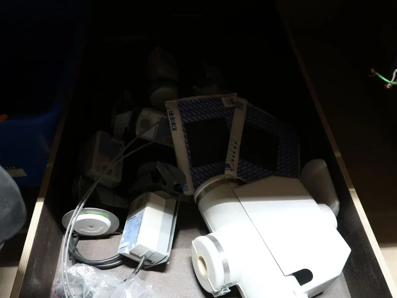 Billede 2 - Kasse med indhold