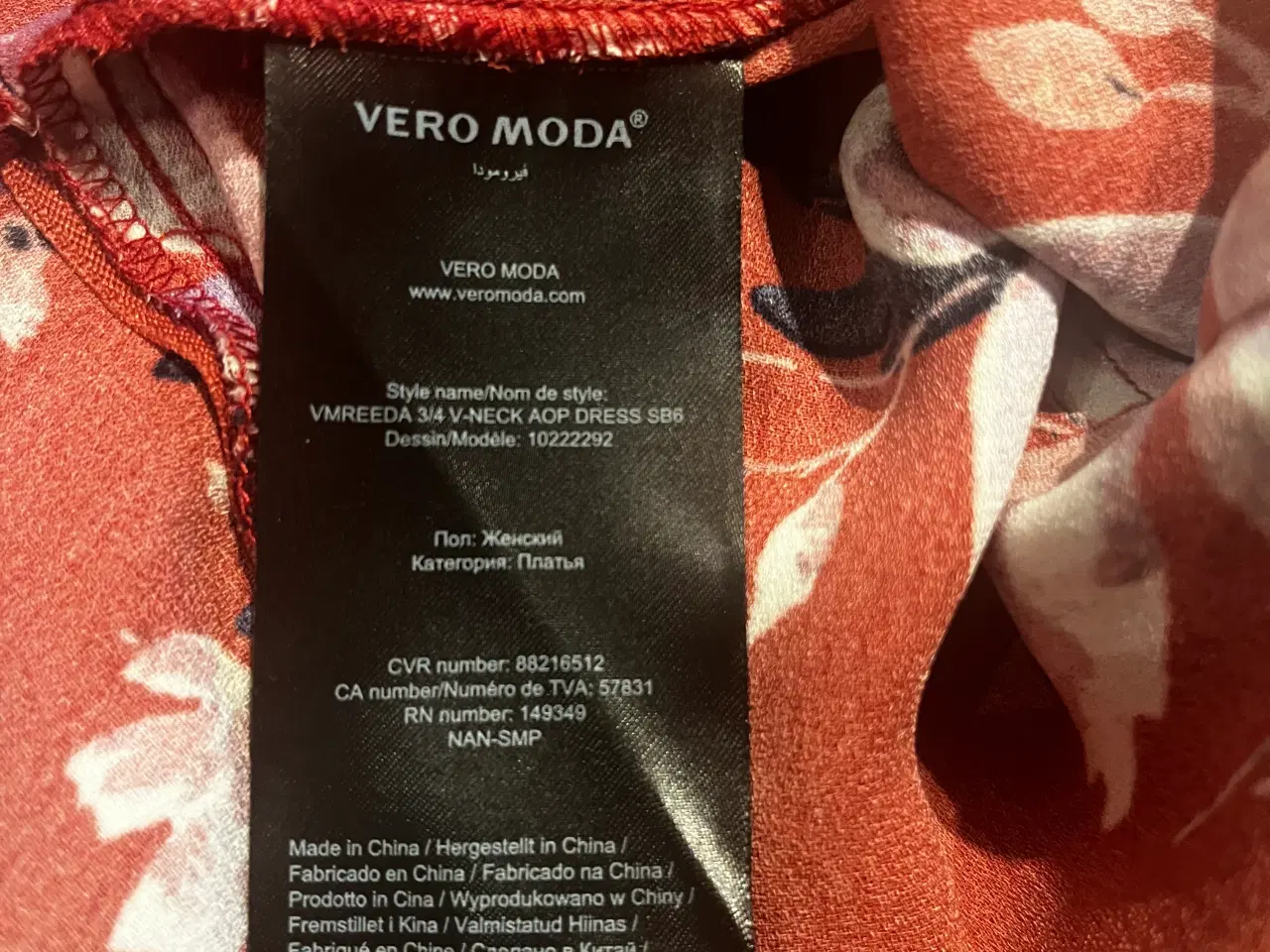 Billede 6 - Flot blomsteret kjole i bordeaux