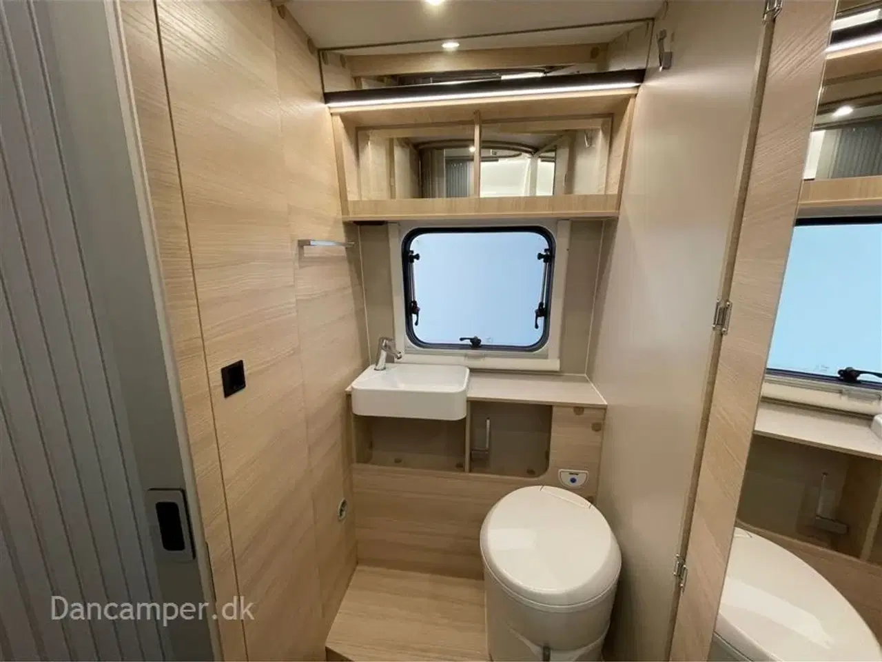 Billede 18 - 2025 - Chausson F&S Line TILBUDSPRIS kr. 931.800,- SPAR kr. 21.600,- Van som familiecamper med 5 selepladser, pop-up og masser af sovepladser på kun 5,99 m længde.