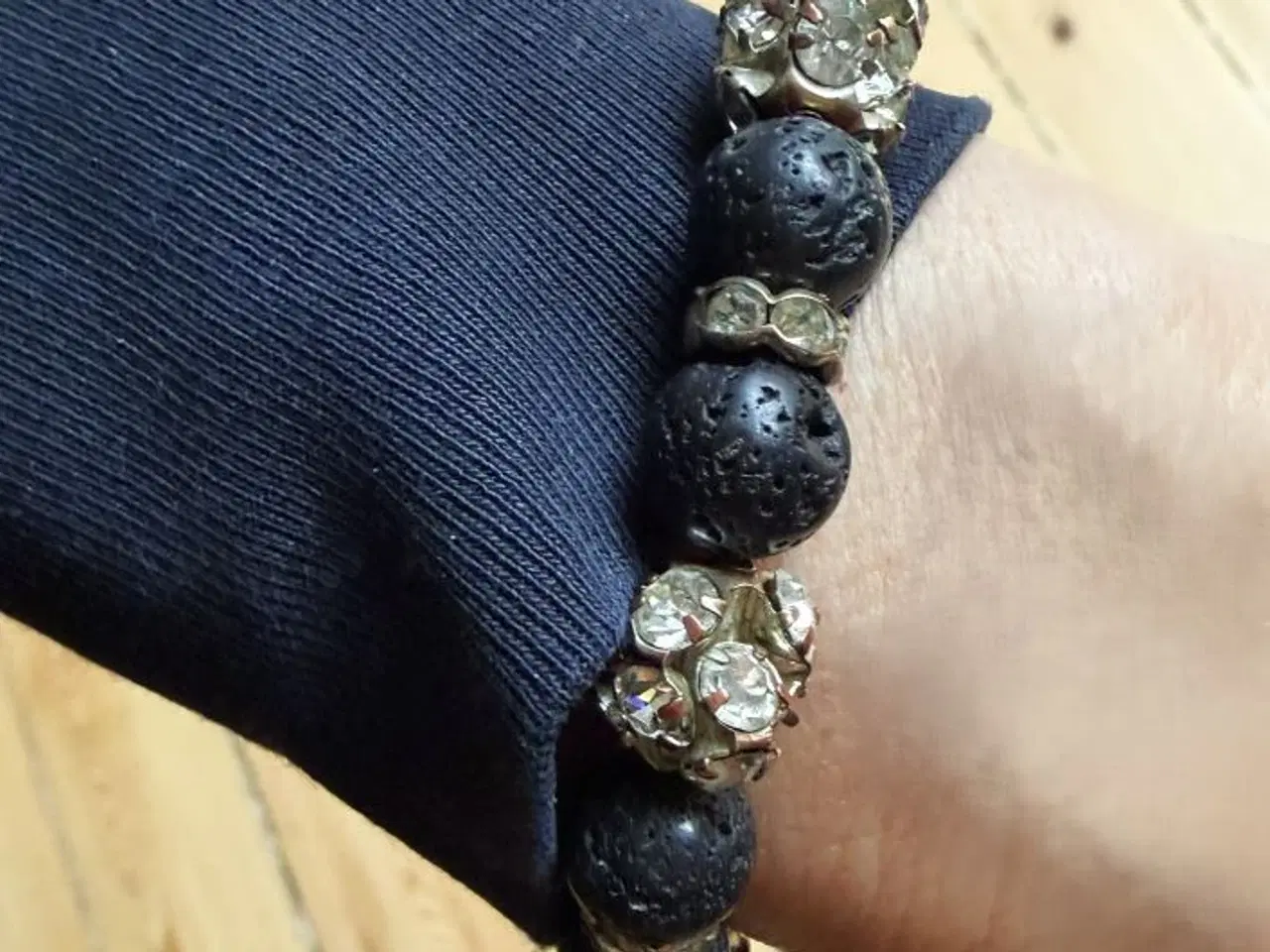 Billede 1 - Armbånd med lavaperler og bling