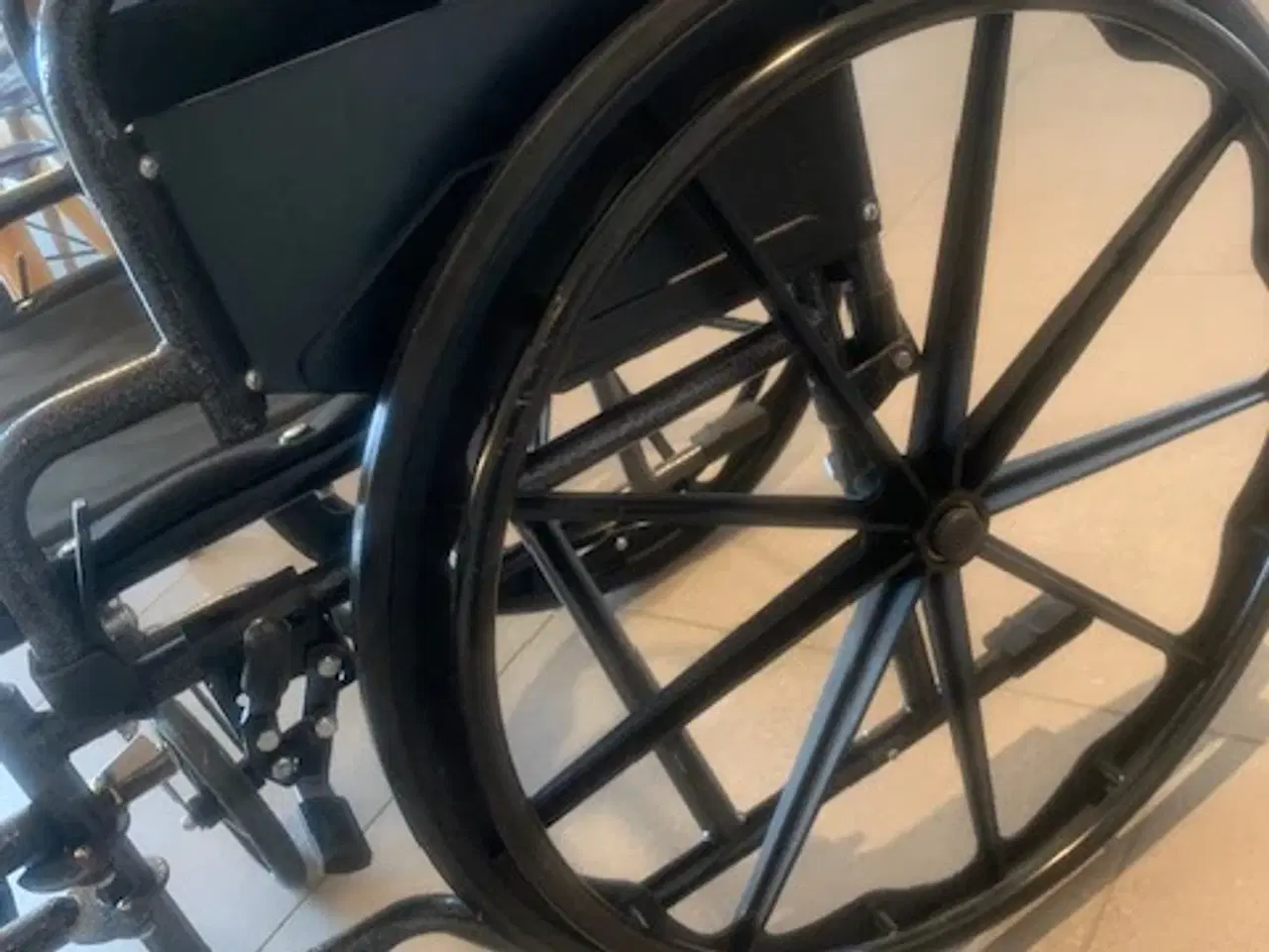 Billede 4 - Kørestol sælges, fremstår ifin stand