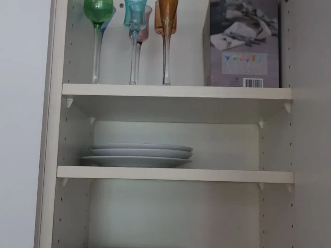 Billede 5 - Service i køkken (kaffemaskine og elkedel medfølger ikke)