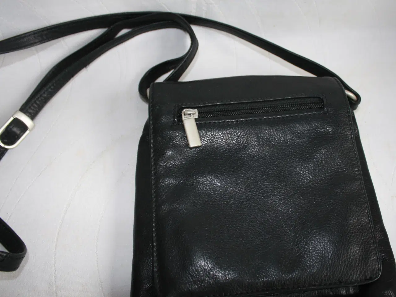 Billede 2 - Lille taske af sort skind