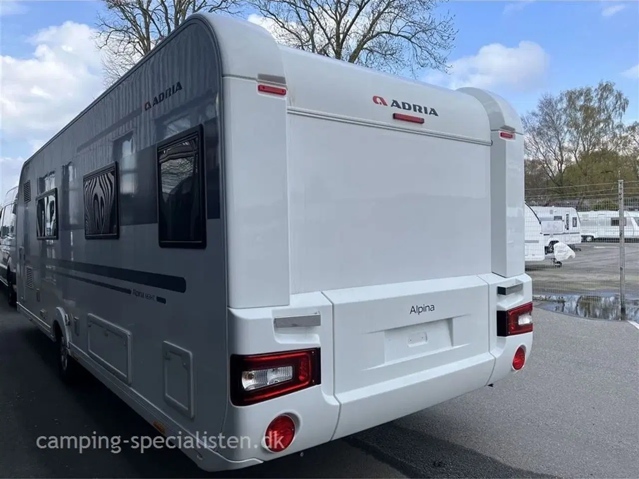 Billede 3 - 2019 - Adria Alpina 663 HT   Adria Alpina 663 HT model 2019 - Queensbed dobbeltseng - kan nu ses hos Camping-Specialisten.dk i Aarhus