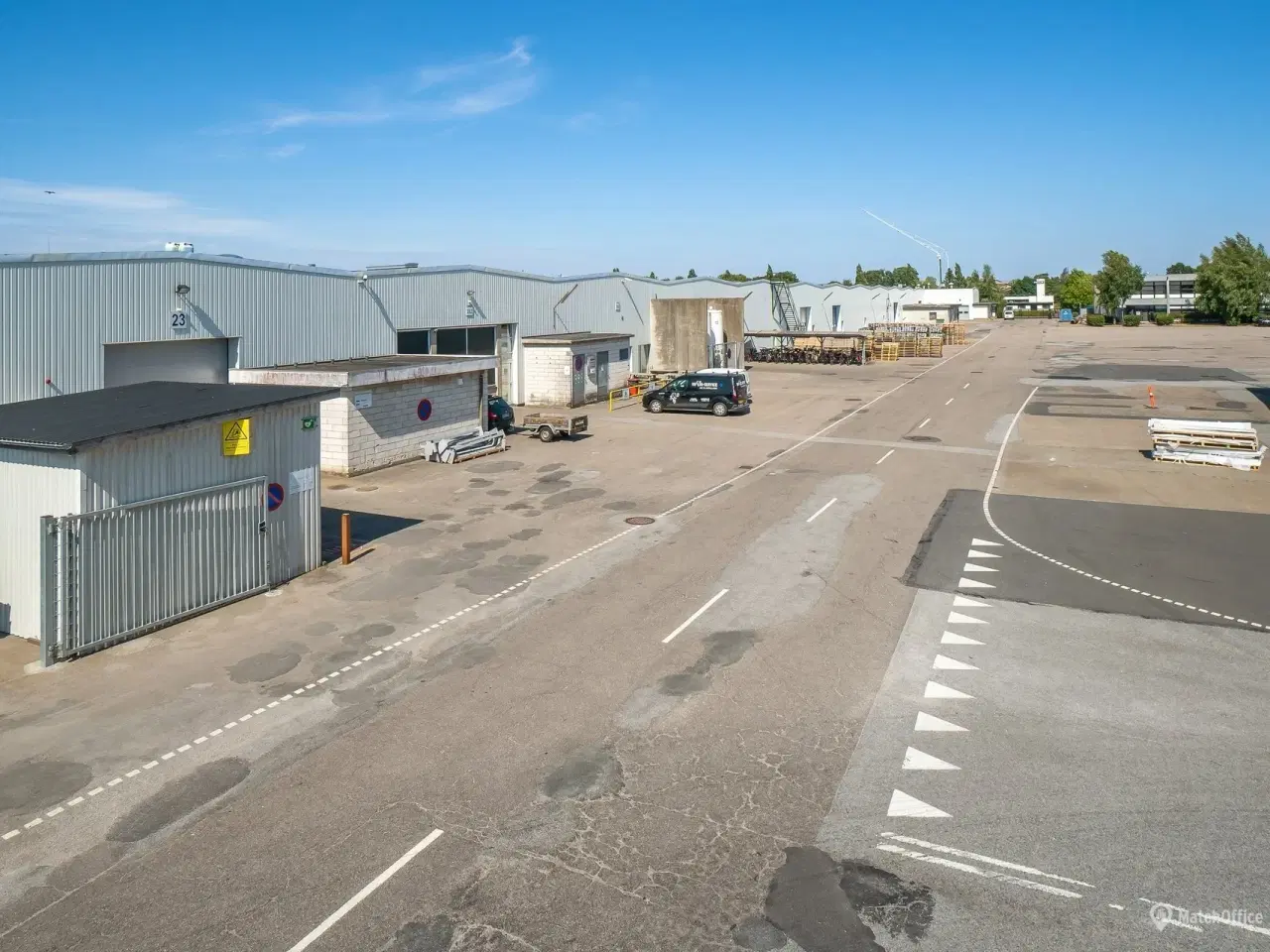 Billede 4 - Højloftet lager m. port ca. 1 km fra Vojens centrum