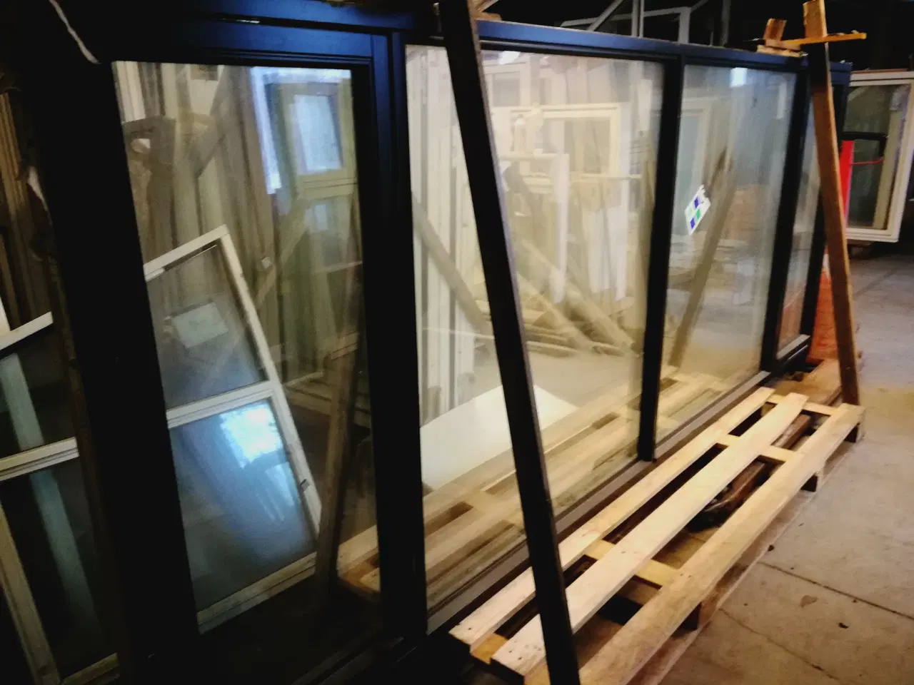 Billede 1 - NYT SORT VINDUESPARTI 349x135 KR 4000