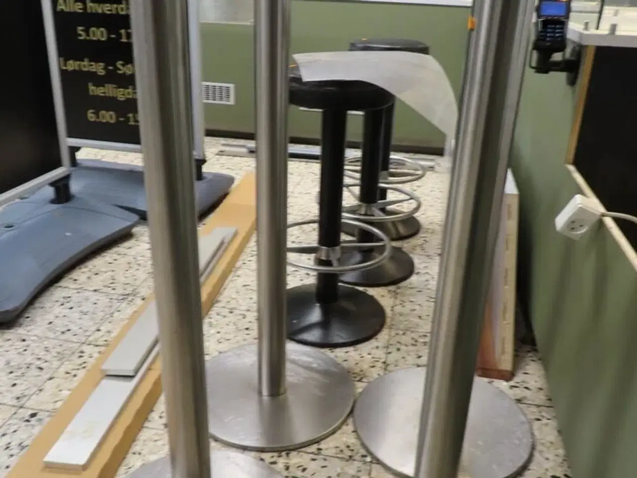 Billede 2 - Div. skilte og stole