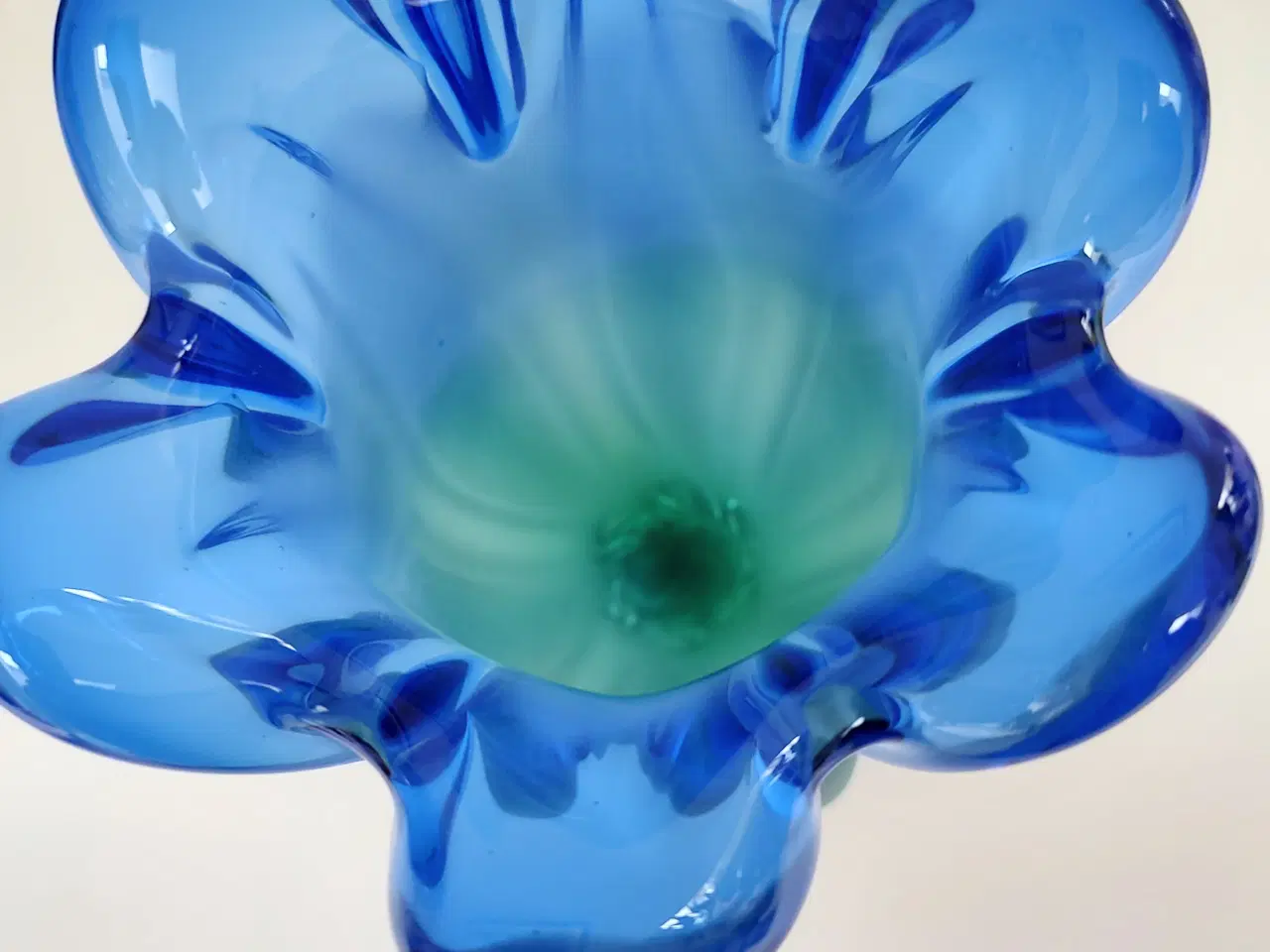 Billede 2 - Smuk blå/grøn vase i meget kraftigt glas.