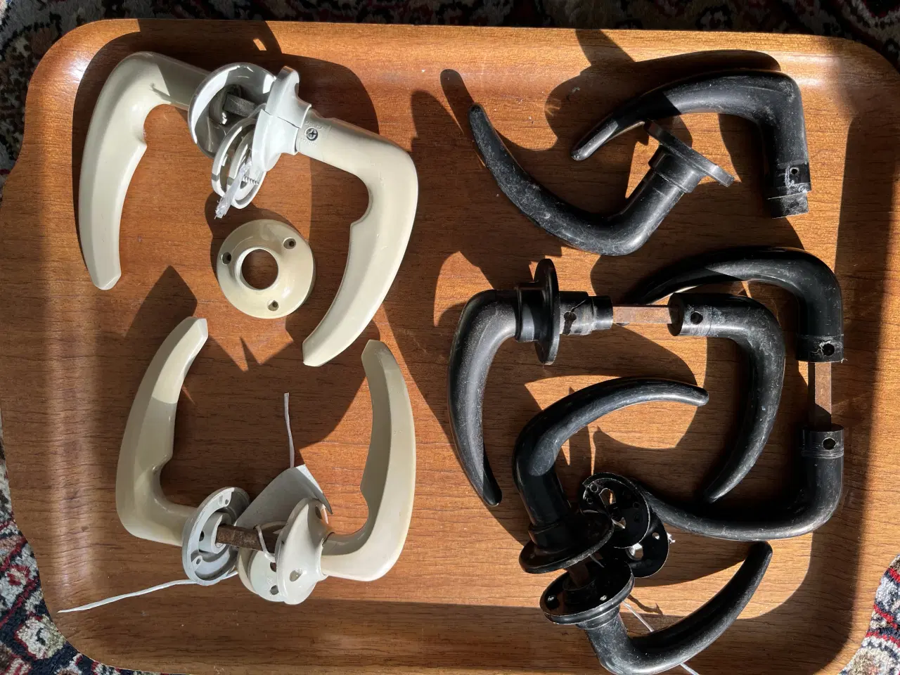 Billede 1 - Dørhåndtag/dørgreb- ældre i hård plast
