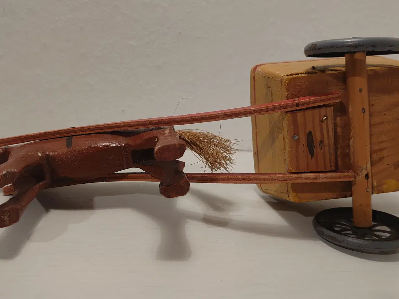 Billede 6 - Fængselslegetøj?Vogn trukket af hest. 1930´erne.