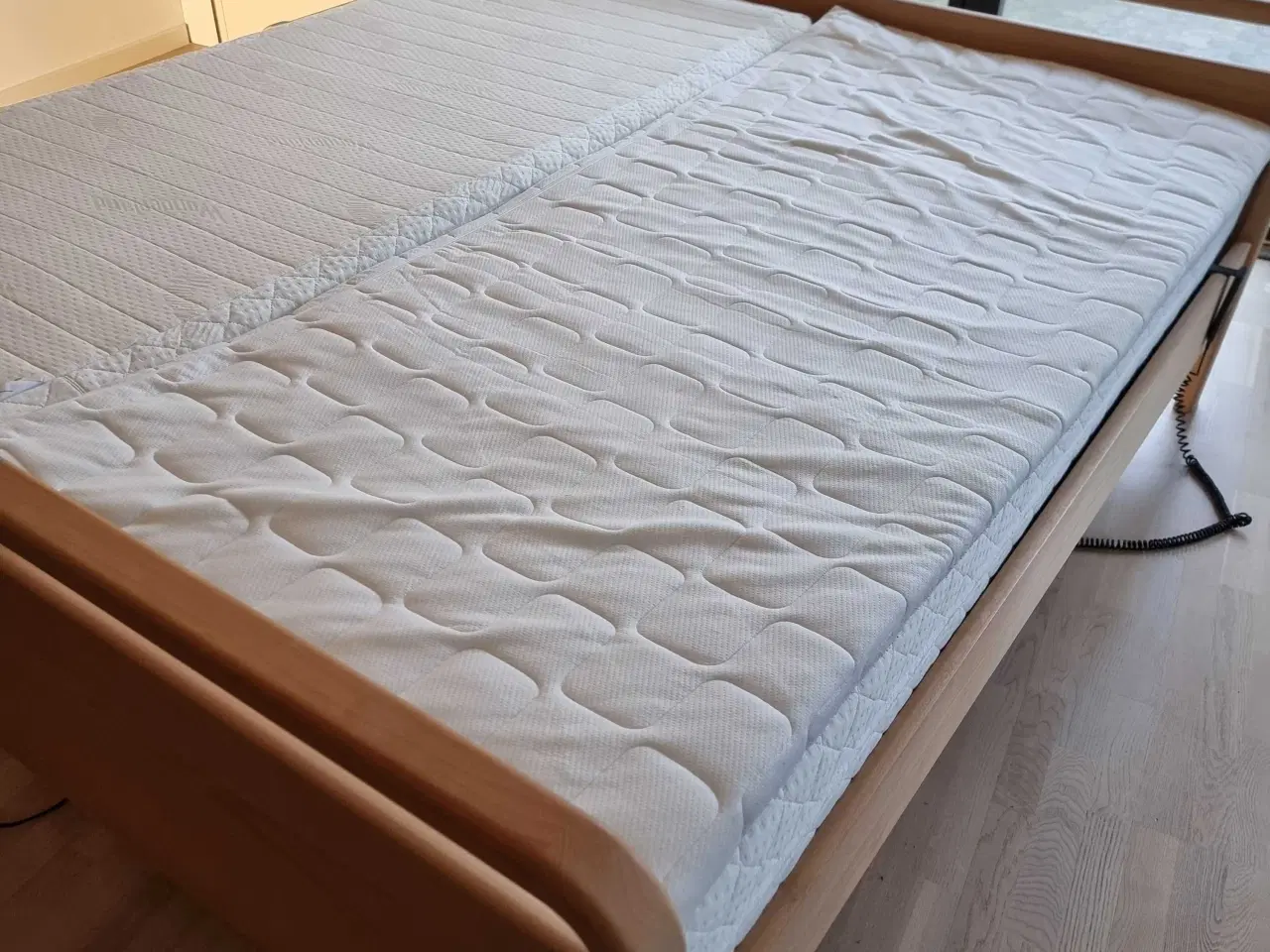 Billede 2 - Elevationsseng I massiv fyrtræsramme.