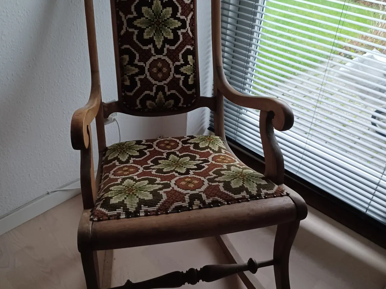 Billede 1 - Ældre gyngestol 