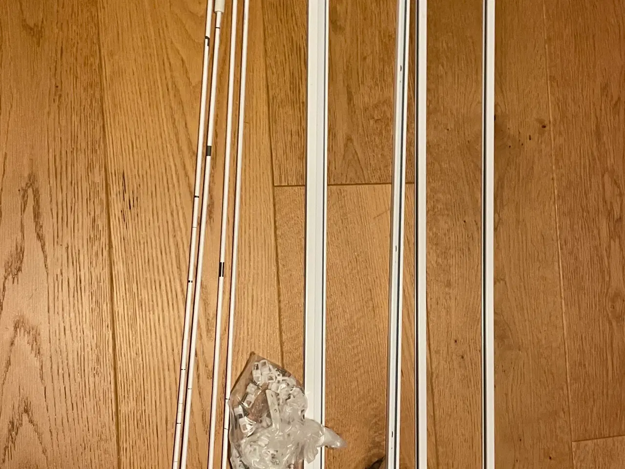 Billede 4 - Gardinskinner (4 stk) metal hvide