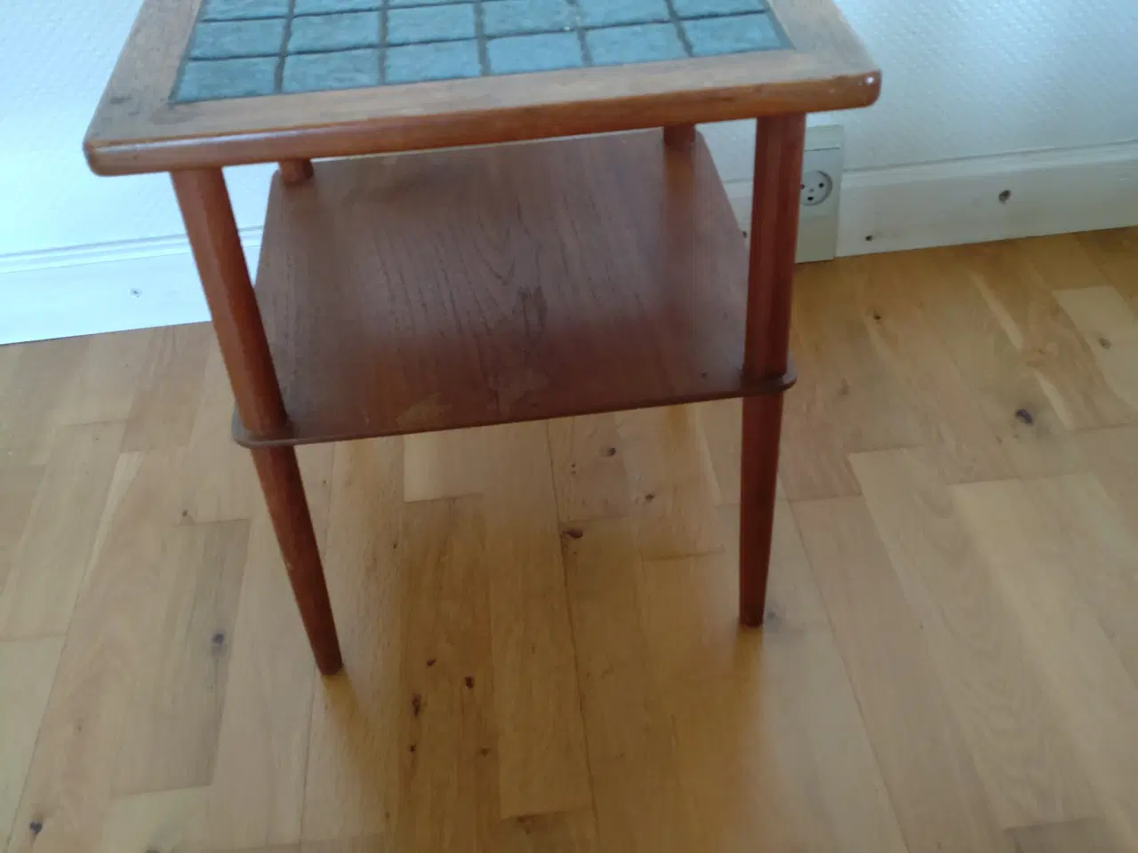 Billede 2 - lille kakkelbord i teaktræ