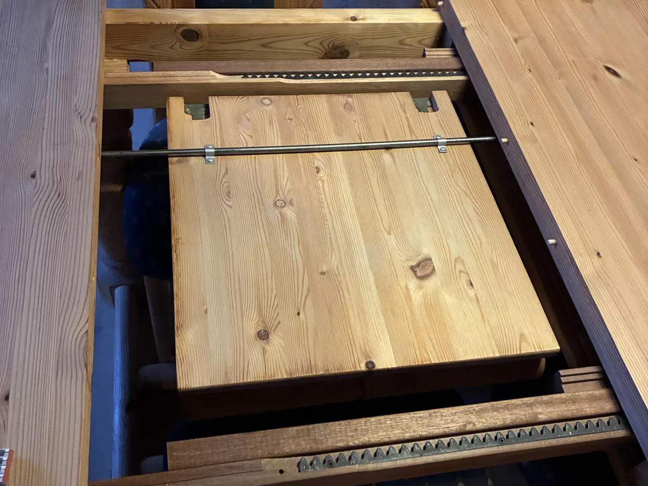 Billede 4 - Velholdt solidt spisebord