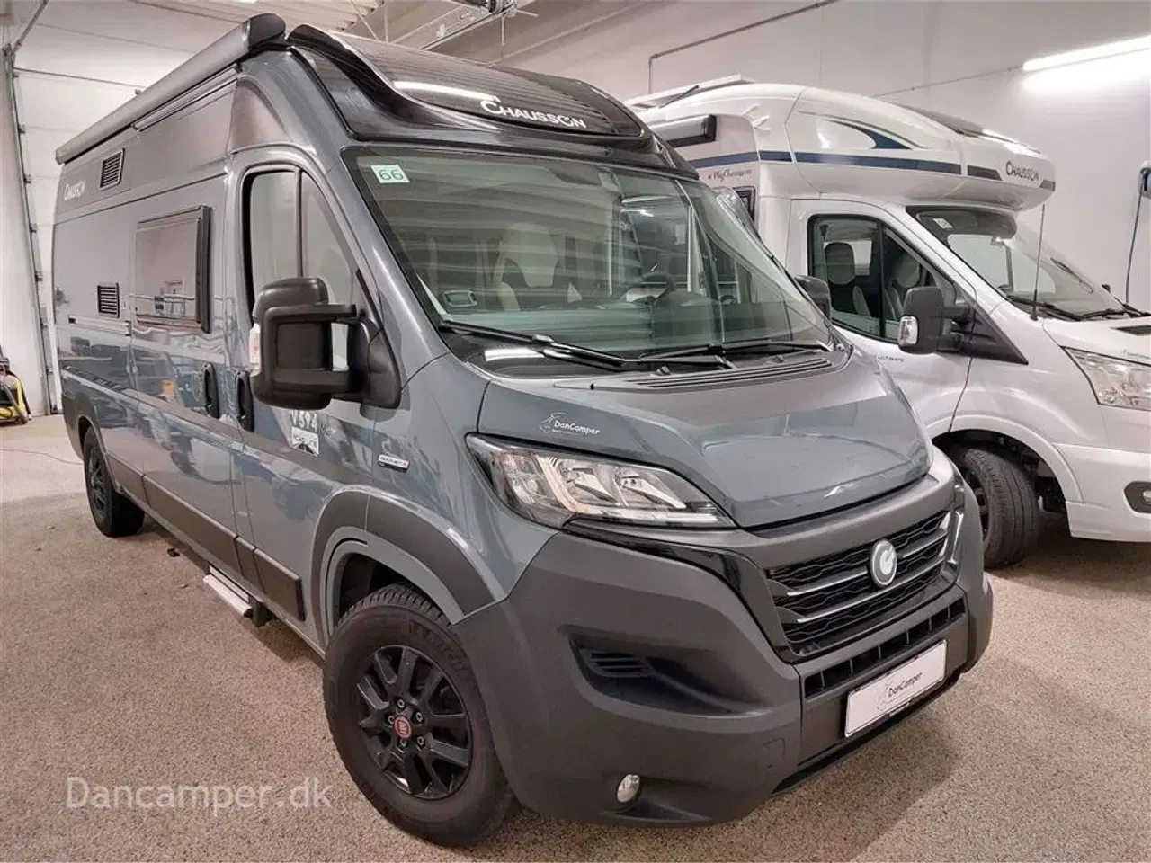 Billede 1 - 2023 - Chausson ROAD LINE V594 VIP MAX   UNDER KLARGØRING! Super spændende, kort van med to dobbeltsenge på tværs i køjesystem. 2,2, L motor , 140 HK, solcelle og markise m.m.
