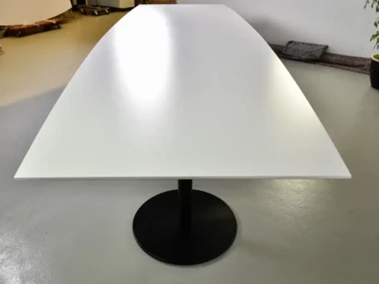 Billede 2 - Pedrali konferencebord med hvid tøndeformet bordplade