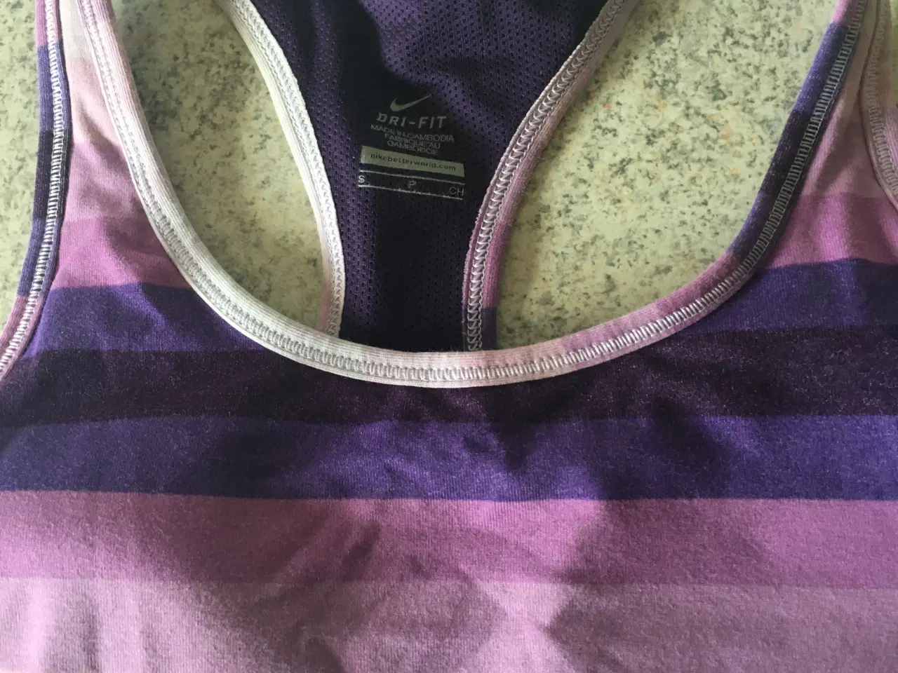Billede 2 - Helt ny Nike flot fitness top klare farver str.36