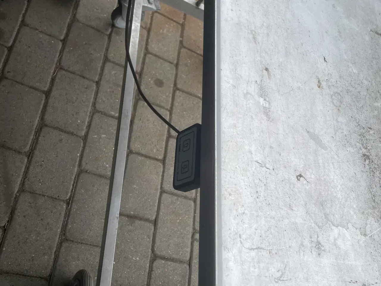 Billede 3 - Sælger dette rustfri bord med elektrisk hæve-/sænk