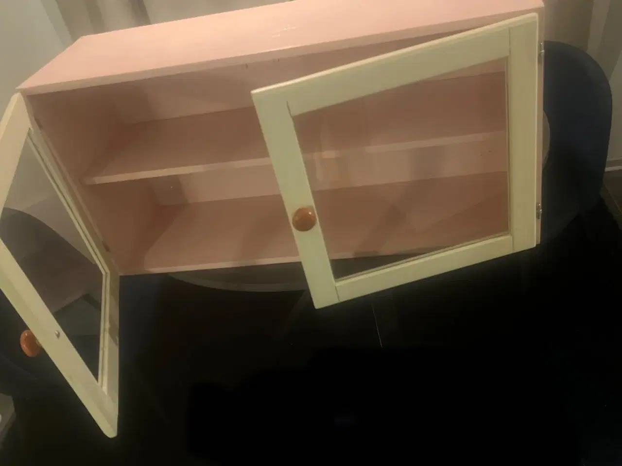 Billede 1 - Vægskab / vitrineskab – lyserød & creme