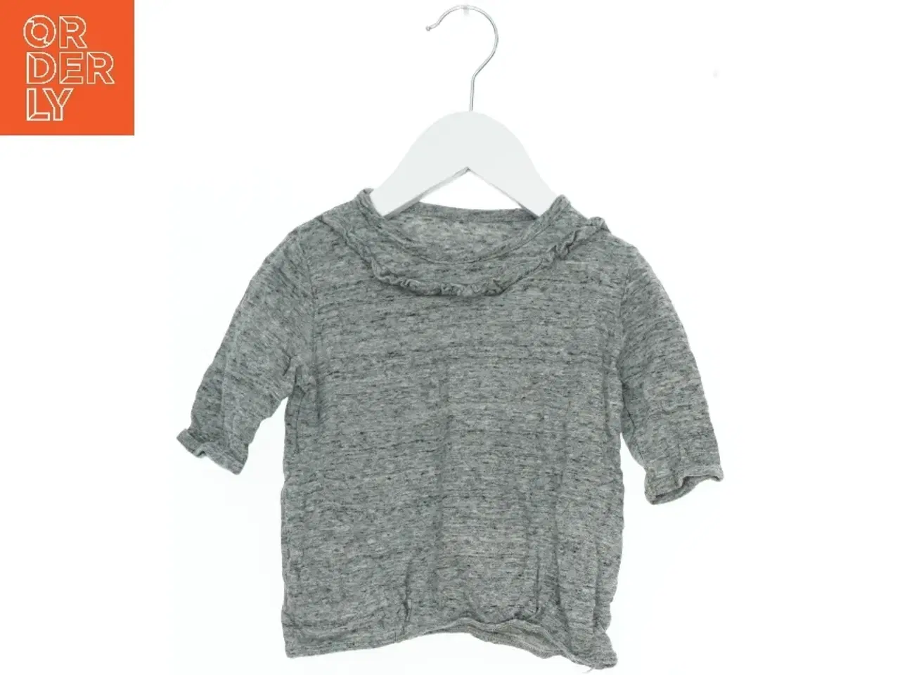Billede 1 - Grå bluse med detaljer i halsudskæring (str. 74)