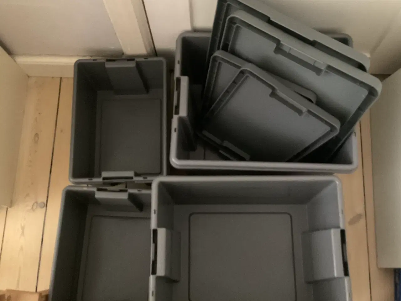Billede 4 - 4 slagfaste grå opbevaringskasser i plast med låg