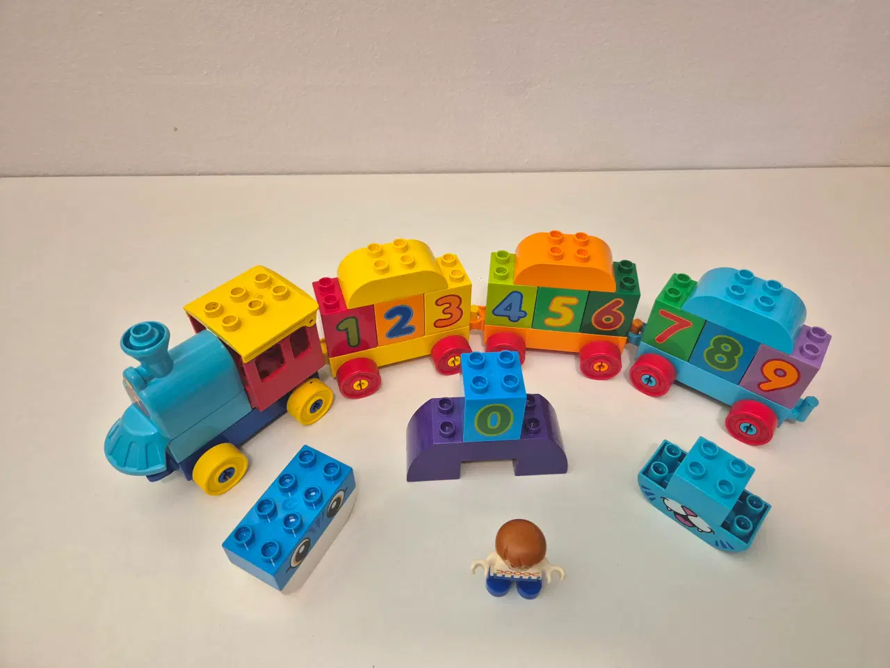 Billede 1 - Duplo Taltog med 4 vogne og tal, Sælges som vist p