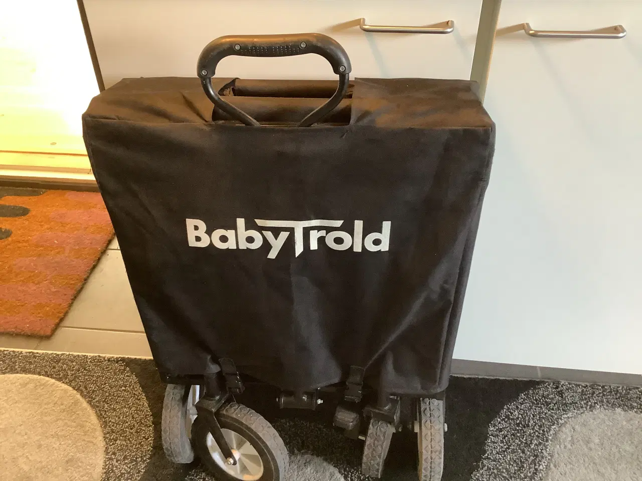 Billede 1 - Babytrold sammenklappelig trækvogn - store hjul