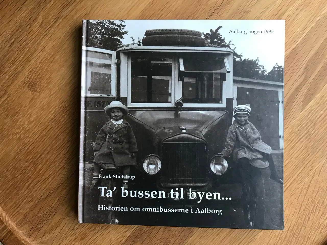 Billede 1 - Ta' bussen til byen...        Aalborg-bogen 1995