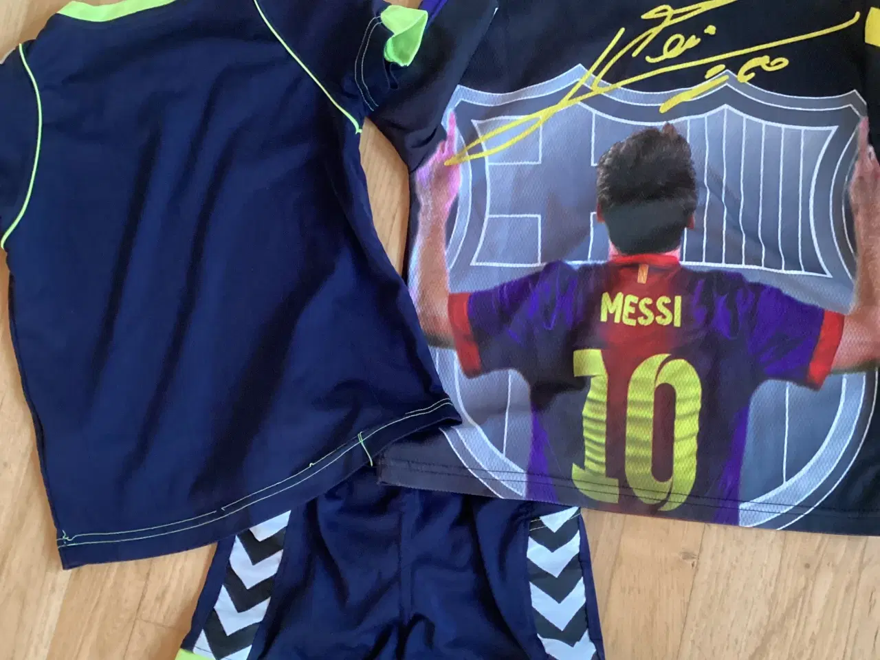 Billede 5 - Hummel shorts sæt og Messi t-tshirt