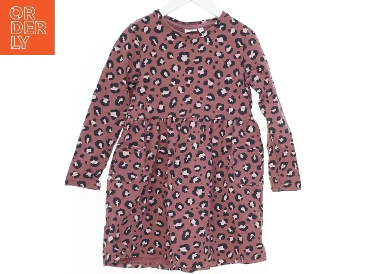 Billede 1 - Langærmet kjole med leopardprint fra Guppy (str. 122)