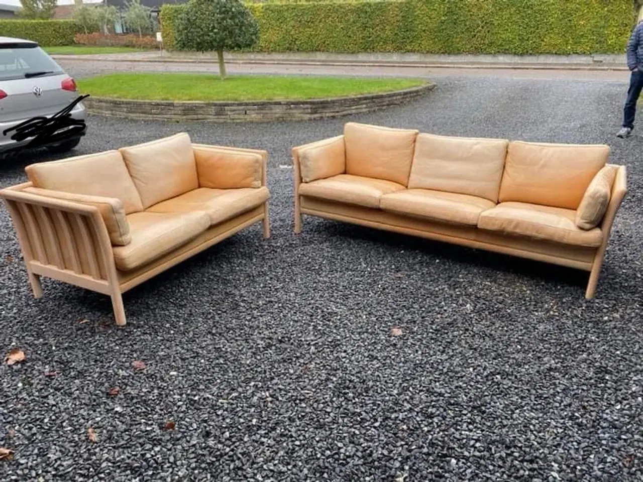 Billede 1 - 2 & 3 personers sofa i lyst skind og bøg