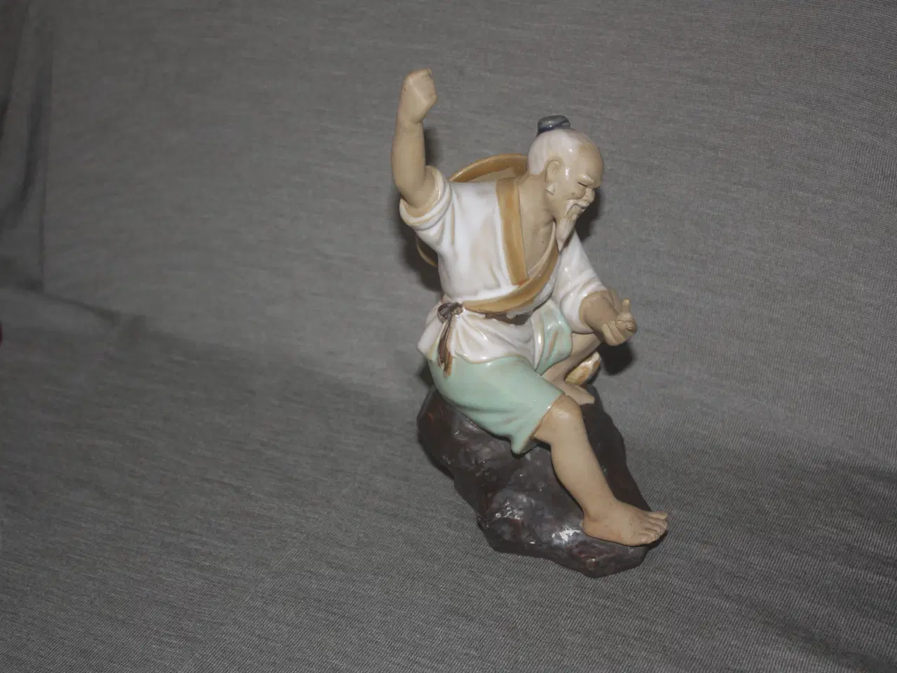 Billede 3 - Keramisk Figur af kinesisk fisker højde 20,5 cm.