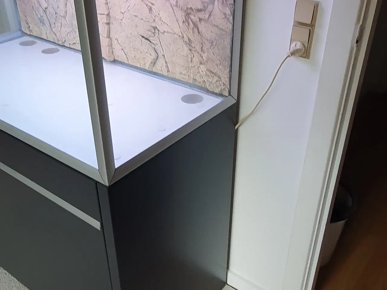 Billede 3 - 250 ltr Akvarie + armatur + kabinet + baggrund
