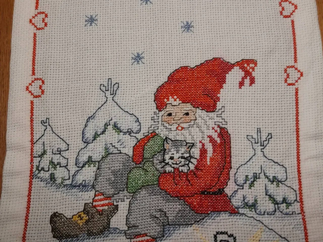 Billede 4 - Smuk broderet juleløber med nisse og kat i sneen.