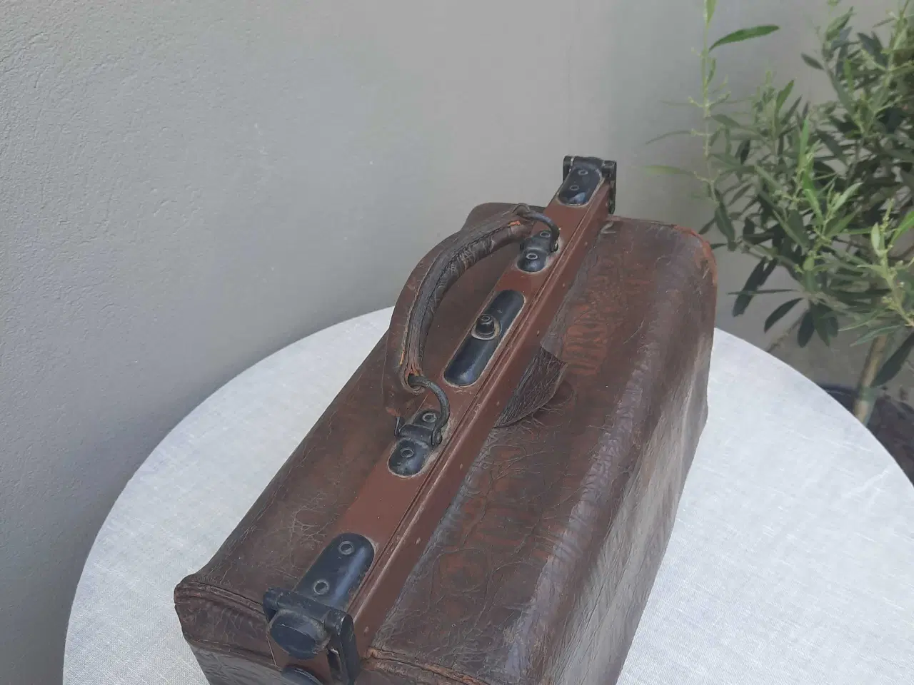 Billede 2 - Jordemodertaske i læder. L.38 cm
