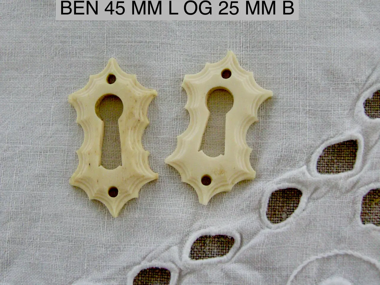 Billede 4 - Gamle møbelbeslag, møbelknopper, nøgleskilte, ben