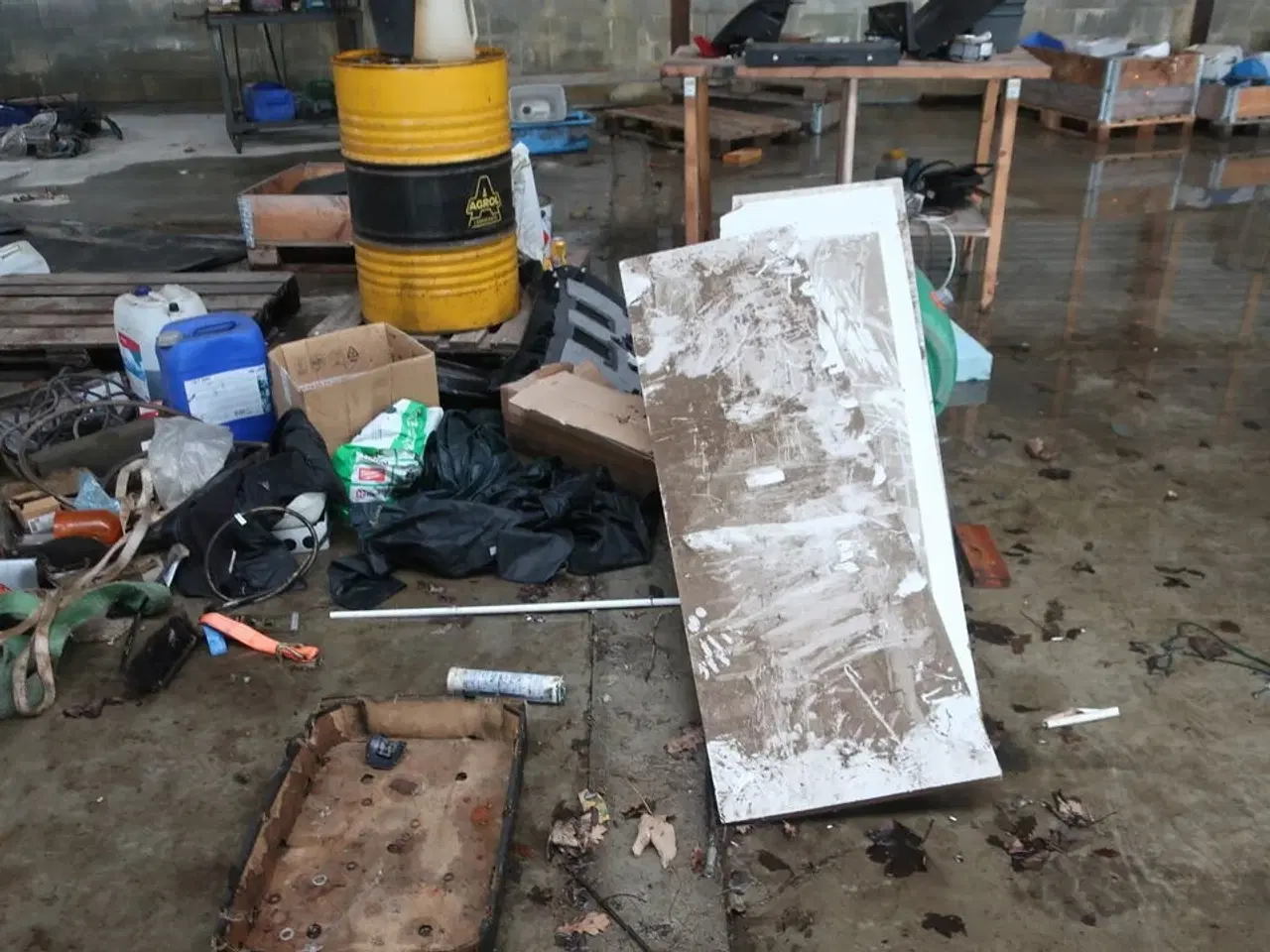 Billede 16 - Div. Dunke, haveredskaber, løftestroppe, arbejdsborde, værktøj m.m.