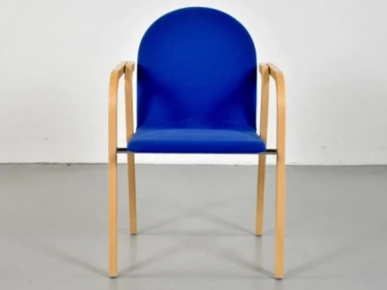 Billede 1 - Konferencestol af bøg med blå polstret sæde og ryg