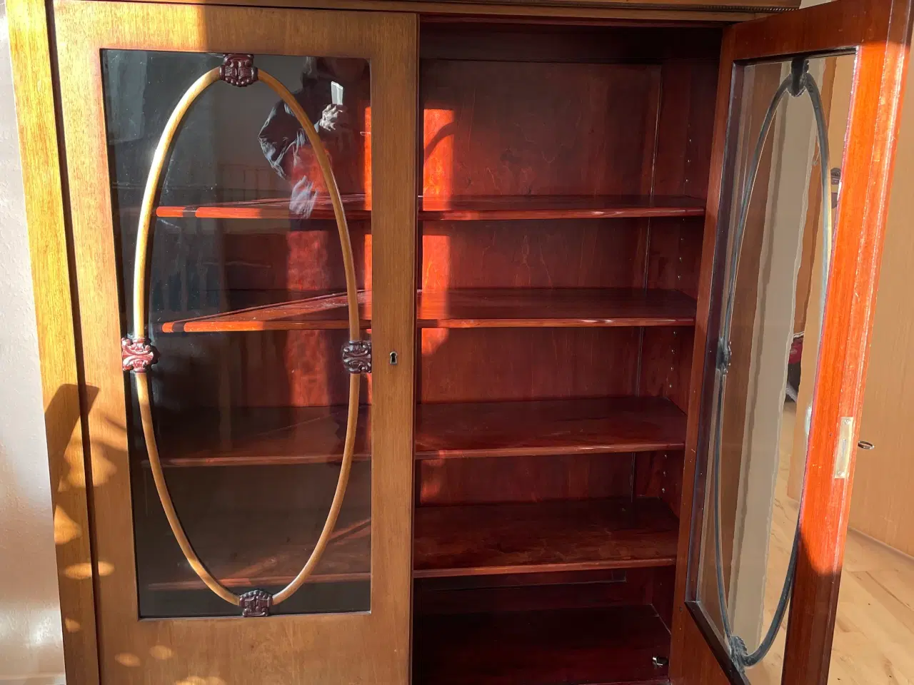 Billede 2 - Antik vitrineskab med glaslåge