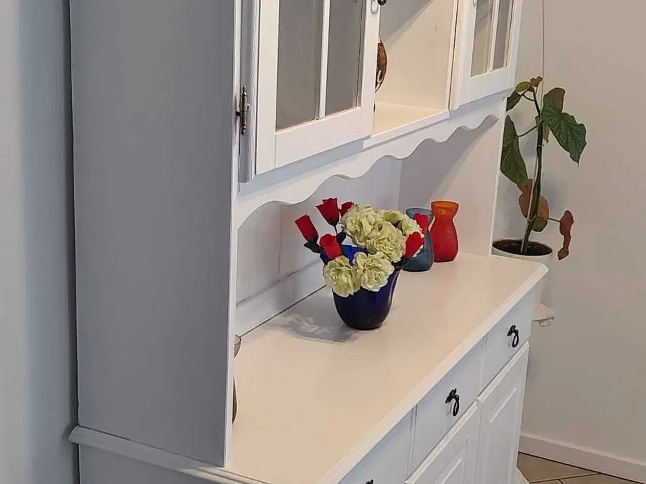 Billede 3 - Ny malet vitrineskab 