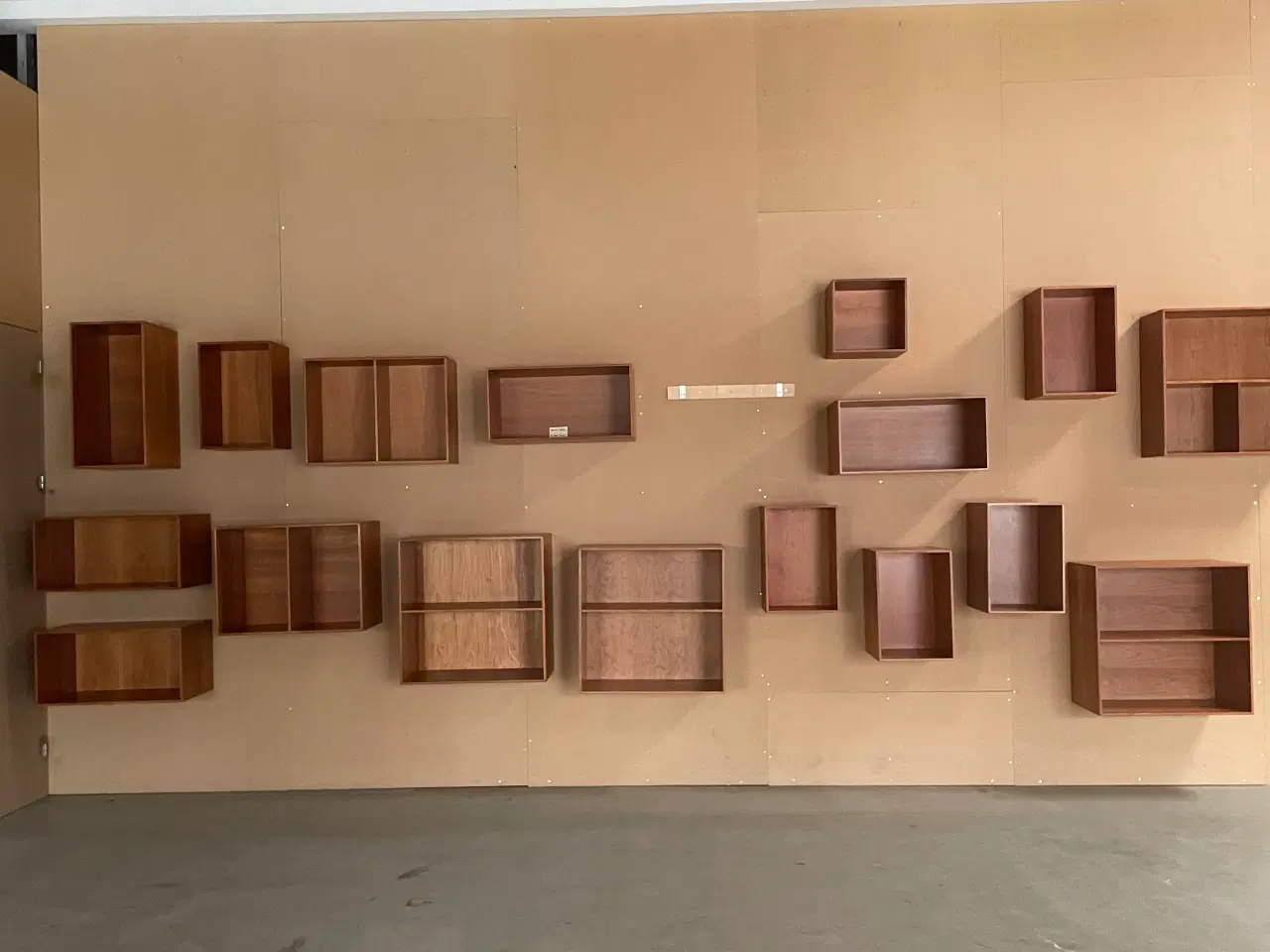 Billede 3 - Super flotte reoler i amerikansk kirsebærtræ