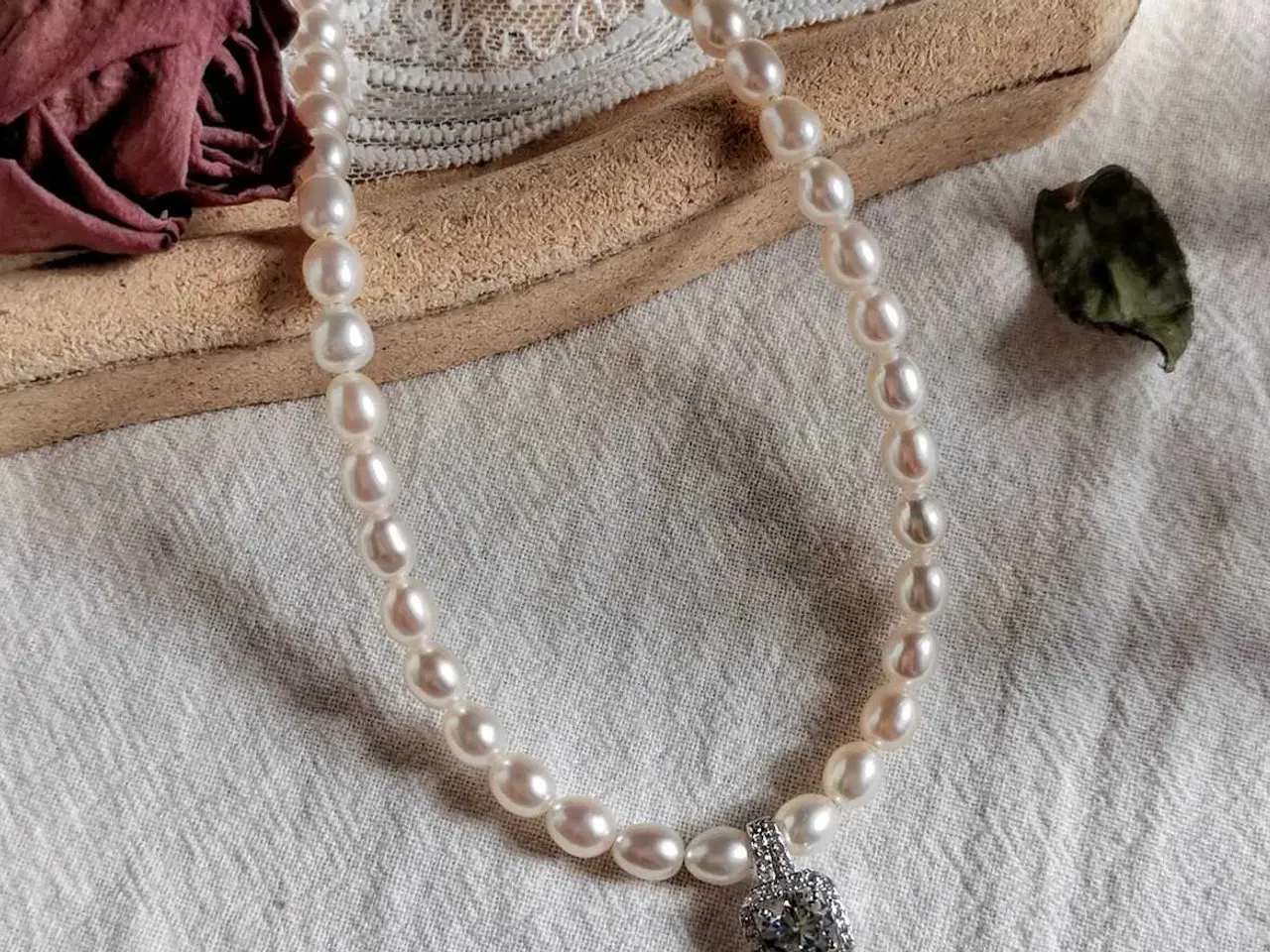 Billede 6 - Sølv ferskvandsperlehalskæde med moissanitvedhæng