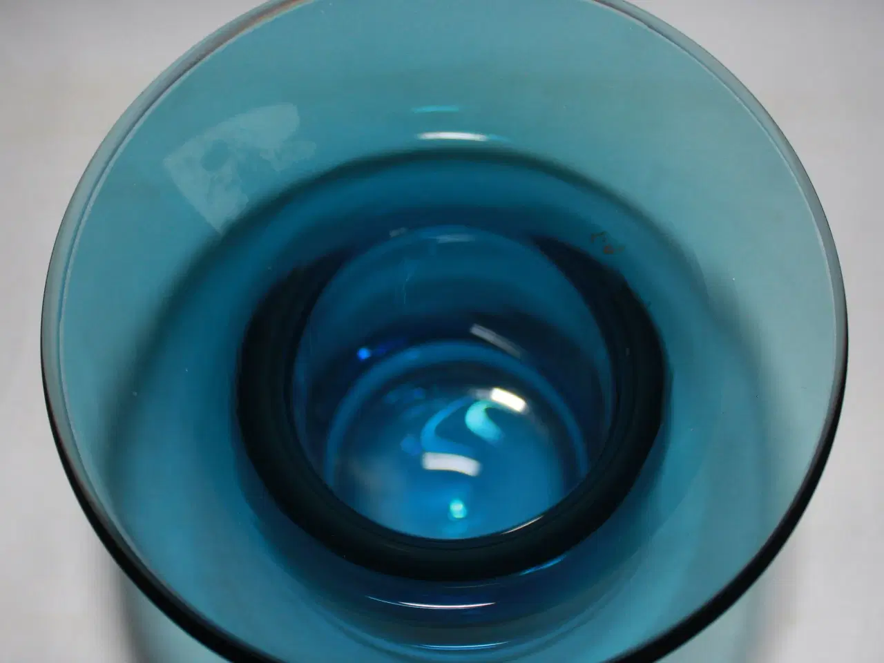Billede 3 - XX  Lin Utzon,  Vase af blåt glas