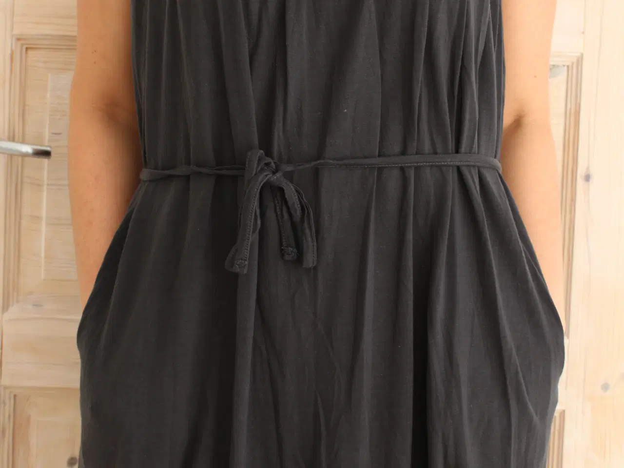 Billede 2 - Koksgrå kjole med bindebånd