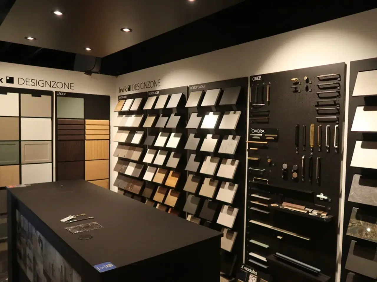 Billede 1 - Vægplader med parti Låger, bordpladeprøver, greb m.m.