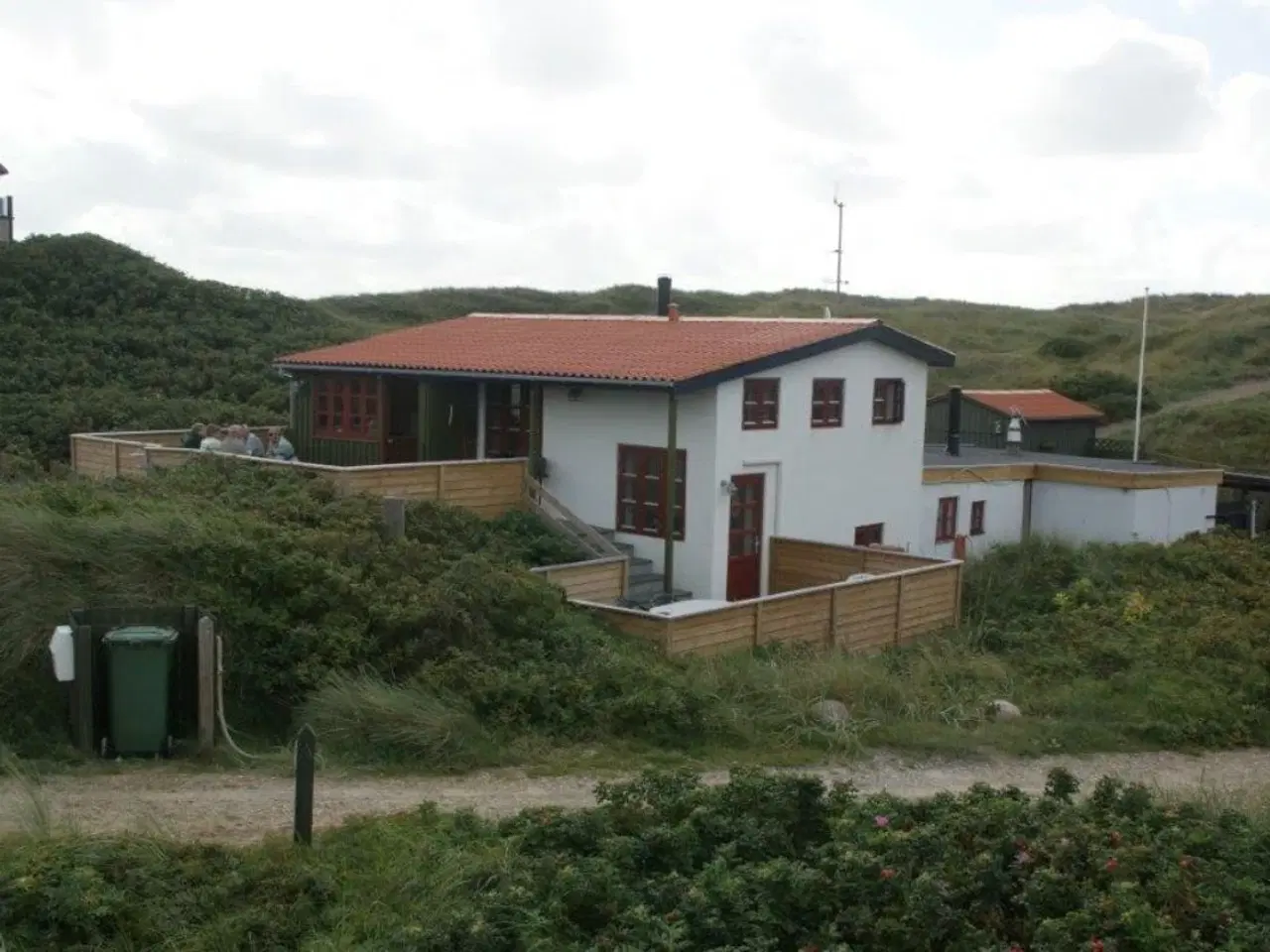 Billede 1 - Vejers Strand.Spahus til 6  (8)personer i f�rste klitr�kke ved Vesterhavet.Bilfri strand. F� meter til stranden og kort g�afstand til den lille by. Lukkede terrasser.